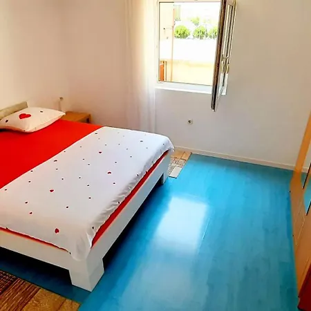 Ema & Sea Apartment's * 普拉