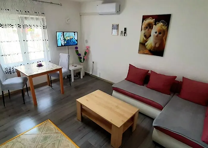 Ema & Sea Apartment's アパート プーラ