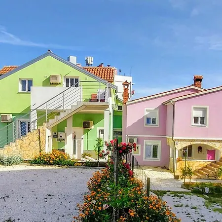 Ema & Sea Apartment's Апартаменти *