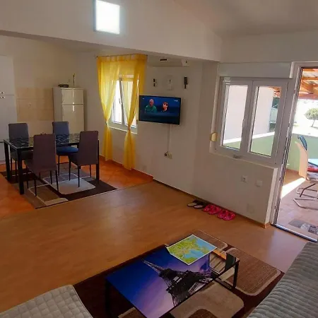 Ema & Sea Apartment's פולה
