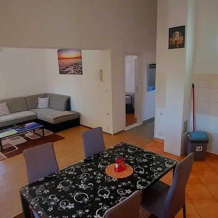 Ema & Sea Apartment's דירה פולה