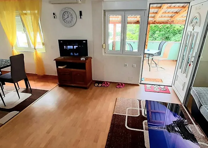 Ema & Sea Apartment's Πούλα